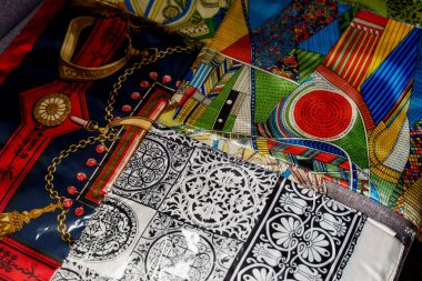 İpek eşarp müslümanı. Çok renkli düz eşarplar