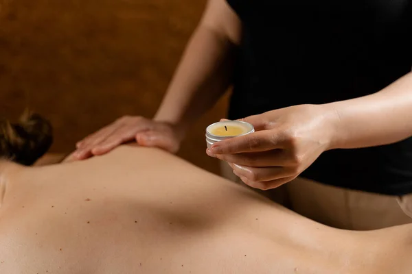 Lichaamsmassage Waxen Met Kaars Schoonheidssalon Procedure Thaise Massage Met Warme — Stockfoto
