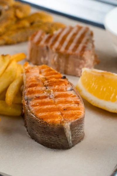 Gegrilltes Lachssteak Mit Zitrone Und Pommes Auf Hellem Hintergrund — Stockfoto