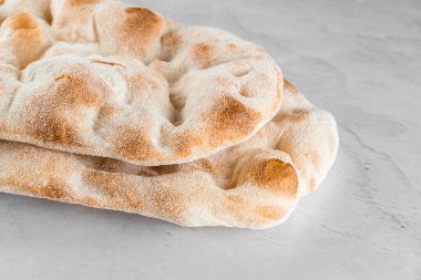 Pinsa Romana 'nın hafif arkaplanda gübresi. Gurme İtalyan mutfağı