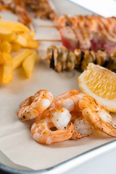 Set Seafood Grilled Shrimps Metal Plate Carrot Lettuce Close — Stock Photo, Image