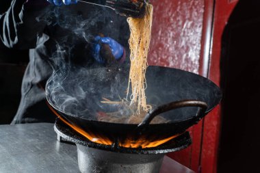 Tavada pişen sebzeli Funchoza pilavı. Sokak yemeği..