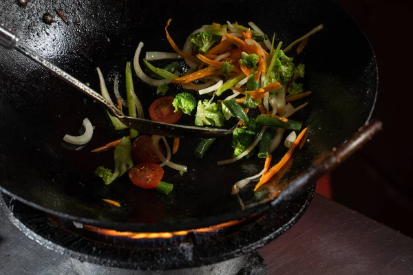 Freír Verduras Una Sartén Wok Cebollas Brócoli Tomates Cereza Zanahoria — Foto de Stock