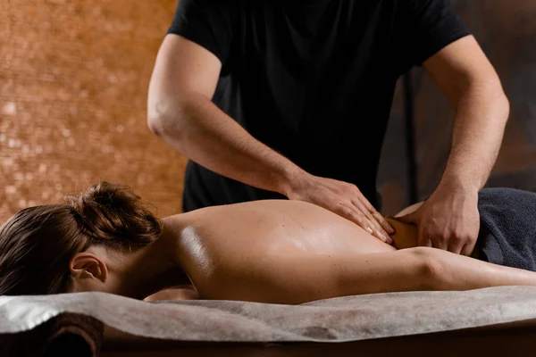 Aantrekkelijk Meisje Ontspannen Klassieke Massage Procedure Spa Handmatige Therapie Masseur — Stockfoto