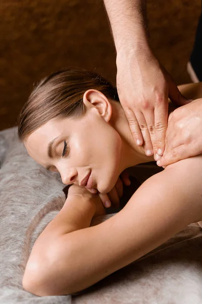 Aantrekkelijk Meisje Ontspannen Klassieke Massage Procedure Spa Handmatige Therapie Masseur — Stockfoto