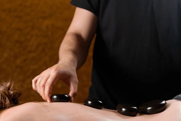 Piedras Calentadas Espalda Mujer Terapia Masaje Piedra Spa Para Relajarse —  Fotos de Stock