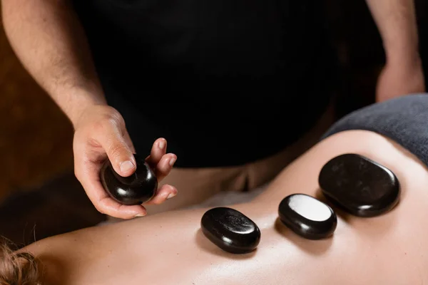 Uppvärmda Stenar Kvinnans Rygg Sten Massage Terapi Spa För Avkoppling — Stockfoto