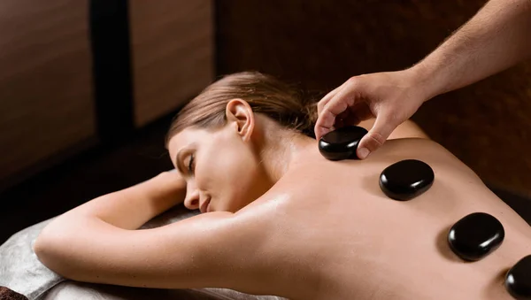 Masseur Placed Hot Stone Back Woman Manual Therapy Spa — Stock Photo, Image