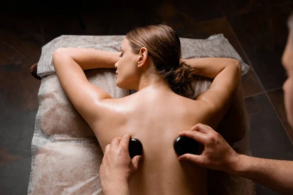 Terapia Masaje Con Piedras Calientes Para Relajar Aliviar Los Músculos —  Fotos de Stock