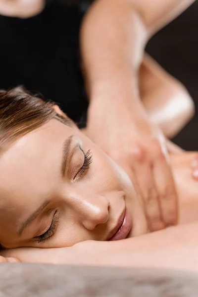 Handen Massage Spa Twee Masseurs Maken Vier Handen Ontspannende Massage — Stockfoto