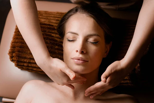 Massage Cou Visage Spa Masseur Fait Des Soins Beauté Visage — Photo