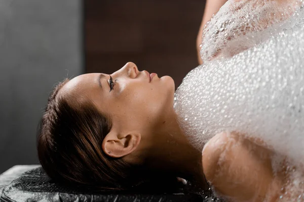 Massaggio Peeling Schiuma Primo Piano Modello Spa Relax Hammam Turco — Foto Stock