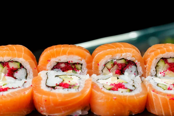 Rolls Dengan Salmon Kaviar Tobiko Alpukat Mentimun Nori Close Masakan — Stok Foto