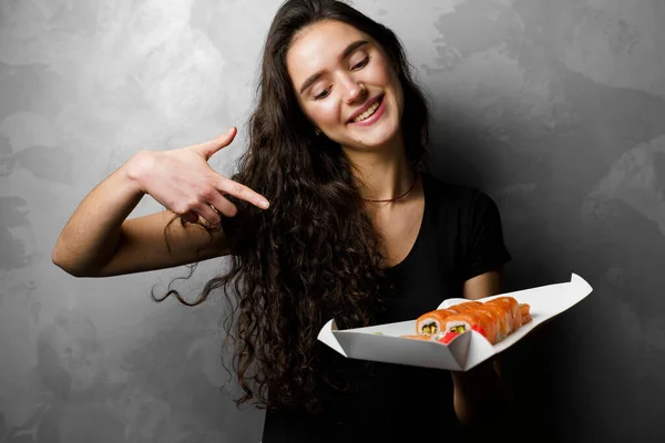 Överraskad Flicka Med Sushi Set Philadelphia Rullar Papperslåda Glad Flicka — Stockfoto