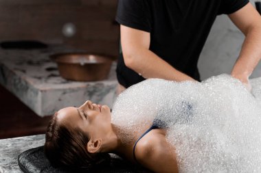 Türk hamam spa prosedürü. Vücut için köpük soyma masajı