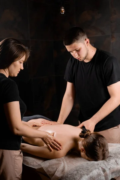 Handen Massage Spa Twee Masseurs Maken Vier Handen Ontspannende Massage — Stockfoto