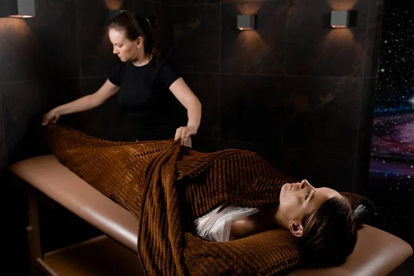 Helkroppsinpackning Varm Filt Efter Choklad Massage Skönhetsbehandling För Kvinnlig Modell — Stockfoto