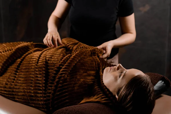 Helkroppsinpackning Varm Filt Efter Choklad Massage Skönhetsbehandling För Kvinnlig Modell — Stockfoto