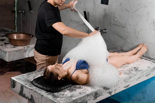 Descascamento Espuma Spa Mulher Está Deitada Costas Relaxante Procedimento Turco — Fotografia de Stock