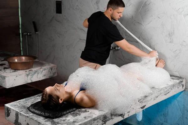 Türkisches Hamam Schaum Peeling Massage Für Den Körper — Stockfoto