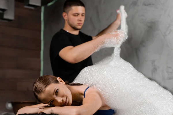 Attractive Girl Relaxing Spa Masseur Making Foam Peeling Turkish Spa — Stock Photo, Image