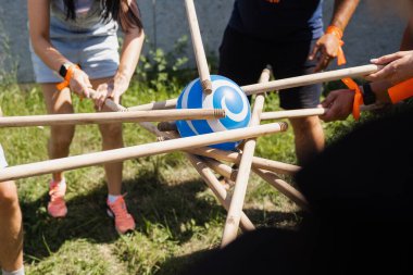 Takım ruhuna sahip olmak ve iş arkadaşlarının arkadaşlığını arttırmak için bir grup insan için takım oyunu. Top ve sopalarla takım oyunu.