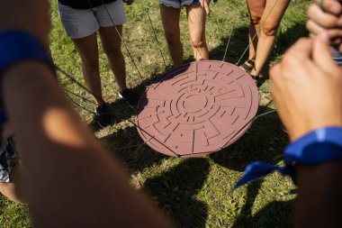 Takım ruhuna sahip olmak ve iş arkadaşlarının arkadaşlığını arttırmak için bir grup insan için takım oyunu. Bir grup insan için labirent oyunu.