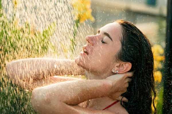 Schöne Mädchen Nimmt Eine Tropische Dusche Freien Bei Sonnenuntergang Hygiene — Stockfoto