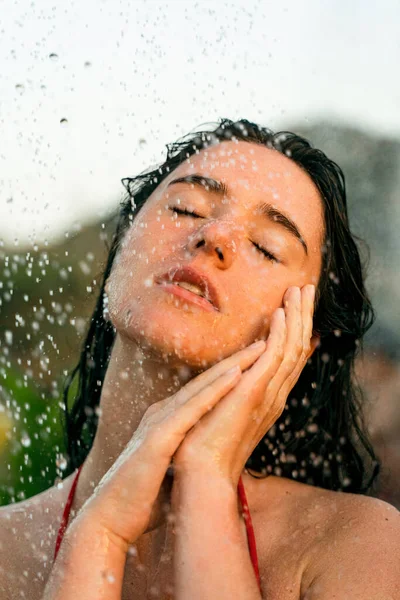 Retrato Beleza Mulher Atraente Com Gotas Água Chuveiro Tropical Procedimentos — Fotografia de Stock