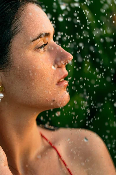 Menina Lava Sob Chuva Tropical Chuveiro Férias Relaxamento Spa Cuidados — Fotografia de Stock