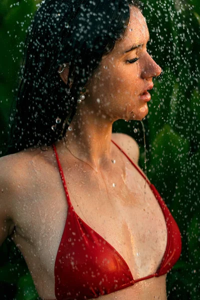 少女は熱帯雨シャワーの下で洗う 夏休みだ スパでのリラクゼーション スキンケアとボディケア — ストック写真
