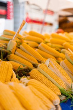 Mısır Türk pazarında satılıyor. Çiğ mısırla karşılık ver