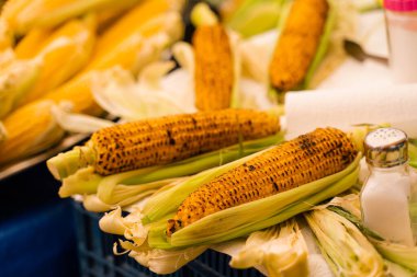 Caddedeki ızgarada kızarmış mısır. Türk pazarında sağlıklı sokak yemekleri