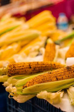 Caddedeki ızgarada kızarmış mısır. Türk pazarında sağlıklı sokak yemekleri
