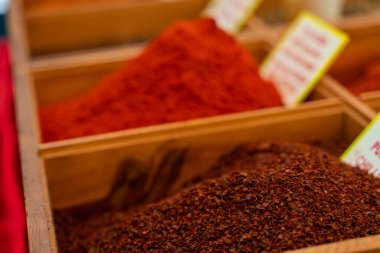 Tahta kaselerde Türk baharatları ve bitkileri var. Safran, sumak ve kekik gibi Türk pazar baharatları. Kimyon, biberiye ve izot.