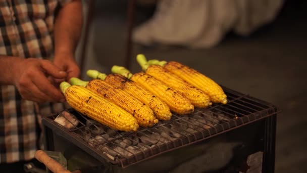 Gefrituurde maïs op de grill op straat markt 4k video. Gezond straatvoedsel op de Turkse markt. — Stockvideo