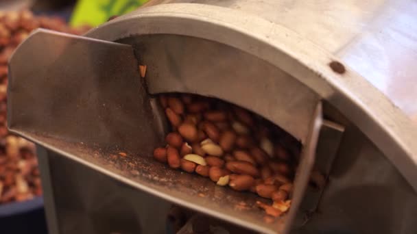Torréfaction et blanchissage des cacahuètes vidéo 4k. Processus d'épluchage des arachides dans la machine. — Video