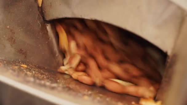 Pečení a bělení arašídů 4K video. Proces loupání arašídů ve stroji. — Stock video