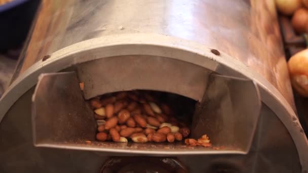 Roosteren en blancheren pinda 's 4k video. Proces van het pellen van pinda 's in machine. — Stockvideo