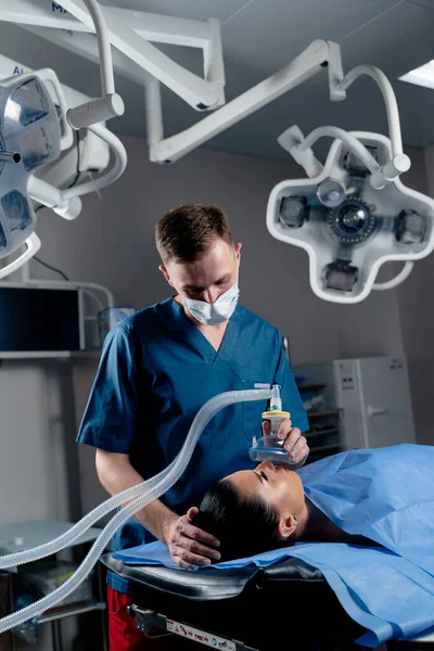 Anesteziolog Který Dělá Anestezii Pro Pacienta Lékař Nasadí Pacientovi Před — Stock fotografie