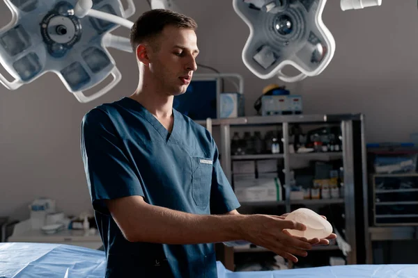 Cirujano Toca Aprieta Los Implantes Silicona Para Control Calidad Aumento — Foto de Stock
