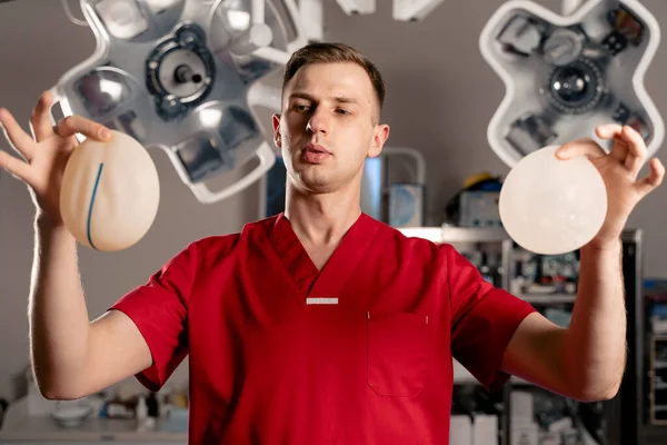 Cerrah Farklı Silikon Implantlar Gösteriyor Göğüs Büyütme Ameliyatı — Stok fotoğraf