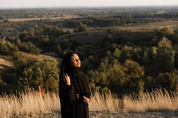 Black Muslim Woman Praying Carpet Solat Praying Beautiful Hill Salah — Stock Photo, Image