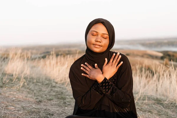 Solat Traditional Praying God Carpet Black Muslim Woman Praying Allah — Stock Photo, Image