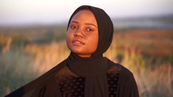 4k Videó portré vonzó muszlim nő fekete köntösben. — Stock videók