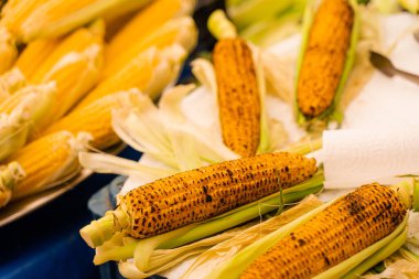 Caddedeki ızgarada kızarmış mısır. Türk pazarında sağlıklı sokak yemekleri