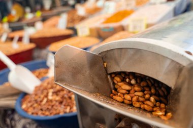 Kızarmış ve kızarmış fıstık. Makinedeki fıstık soyma işlemi