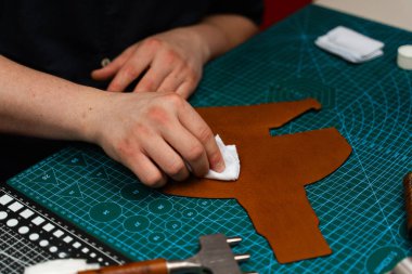 Saç kremi ya da deriye kumaşla boya sürmek. Derinin kumaşla kaplanması parlaklığı, esnekliği ve dayanıklılığı geri getirir. Deri boya ya da saç kremi uygulaması yüzeyi ve rengi korur