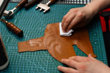 Saç kremi ya da deriye kumaşla boya sürmek. Derinin kumaşla kaplanması parlaklığı, esnekliği ve dayanıklılığı geri getirir. Deri boya ya da saç kremi uygulaması yüzeyi ve rengi korur