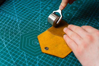 Pürüzsüz deriyle sıkıca yapışmasını ve pürüzsüz kenarlara yapışmasını sağlar. Deri silindirler sertlik için yapışkan parçalara basmak için kullanılır. Yapıştırmadan sonra deri yüzeyleri yuvarlamak boşlukları kapatmaya yardımcı olur